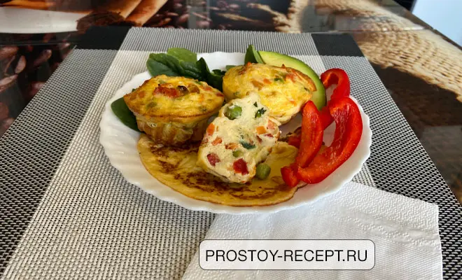маффины из яиц и творога с ароматными овощами - рецепт приготовления
