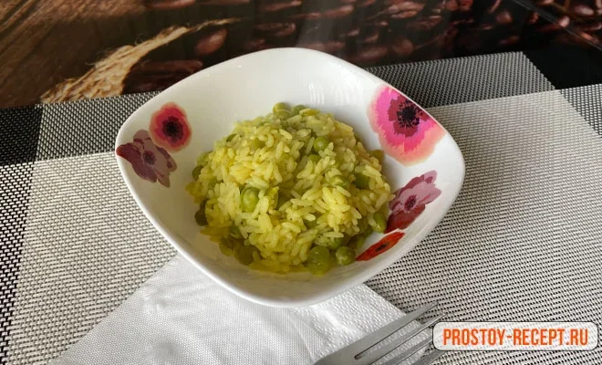 рис с зеленым горошком и куркумой