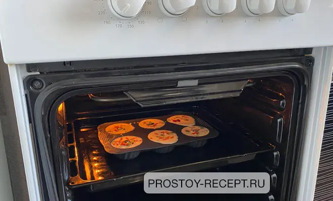 помещаем маффины из яиц и творога с ароматными овощами в духовку