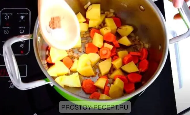 добавление к луку картофеля и моркови в рецепте крем супа из цветной капусты со сливками