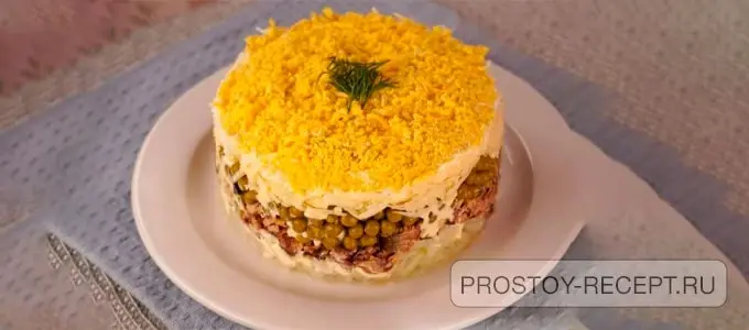 Салат из шпротов с зеленым горошком и яйцом рецепт