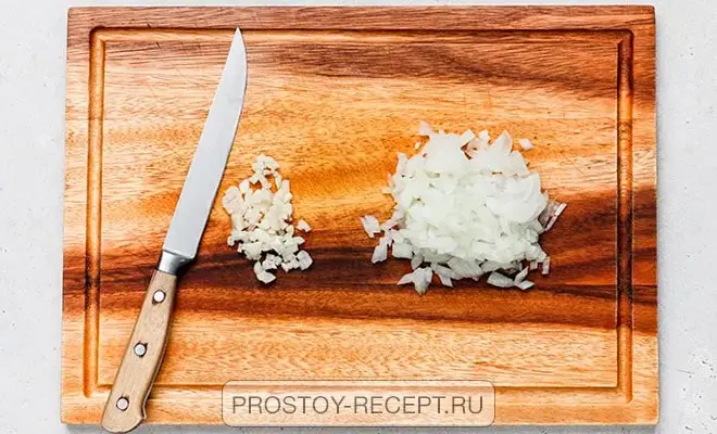 нарезка лука и чеснока для приготовления шакшуки на сковороде с беконом