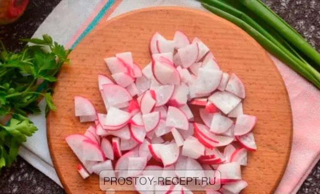редис, нарезанный для салата с ветчиной