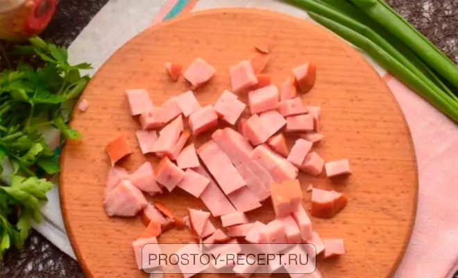 нарезанная кубиками ветчина для салата с редисом