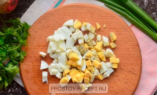 нарезанные яйца для салата с ветчиной и редисом