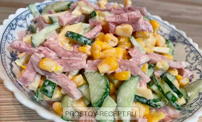 салат с ветчиной огурцом и сыром с кукурузой - подача