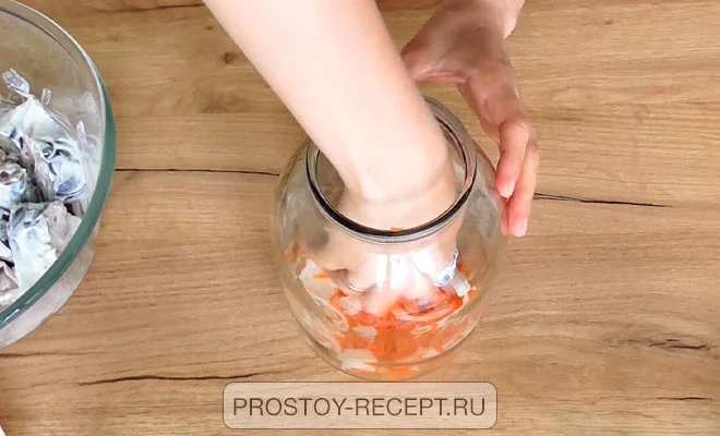 укладываем слои в банку чередуя морковь-лук-скумбрия