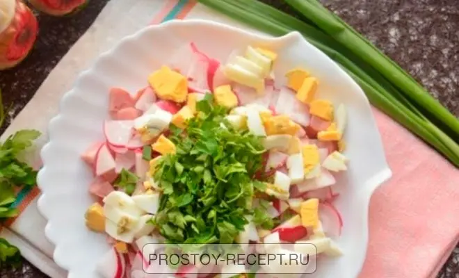 нарезанная зелень в салате с ветчиной и редисом
