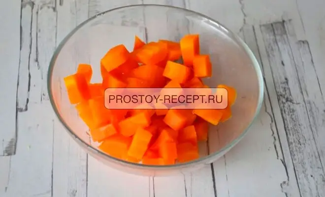 нарезанная кубиками морковь для приготовления оливье с колбасой и солеными огурцами